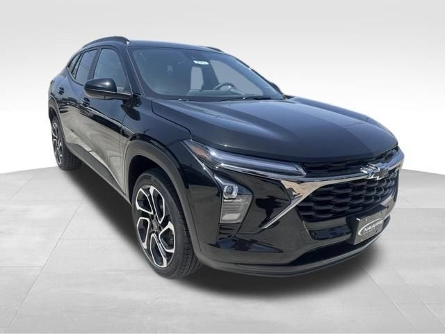 2026 Chevrolet Trax 2RS in Mosaic Black Metallic — front three-quarter view